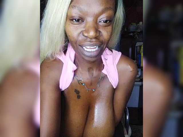 CleavageKING's BongaCams show and profile