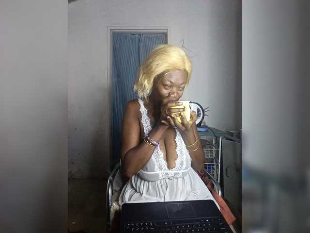 CleavageKING's BongaCams show and profile