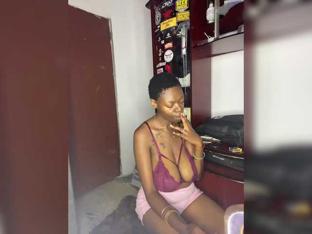 CleavageKING's BongaCams show and profile