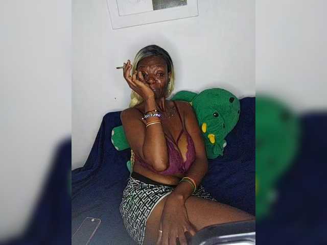 CleavageKING's BongaCams show and profile