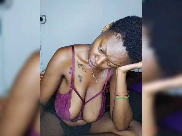 CleavageKING's BongaCams show and profile