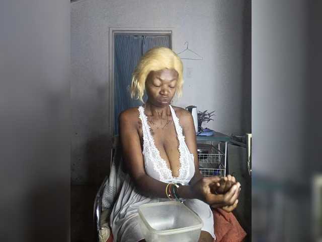 CleavageKING's BongaCams show and profile