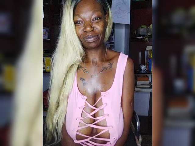 CleavageKING's BongaCams show and profile