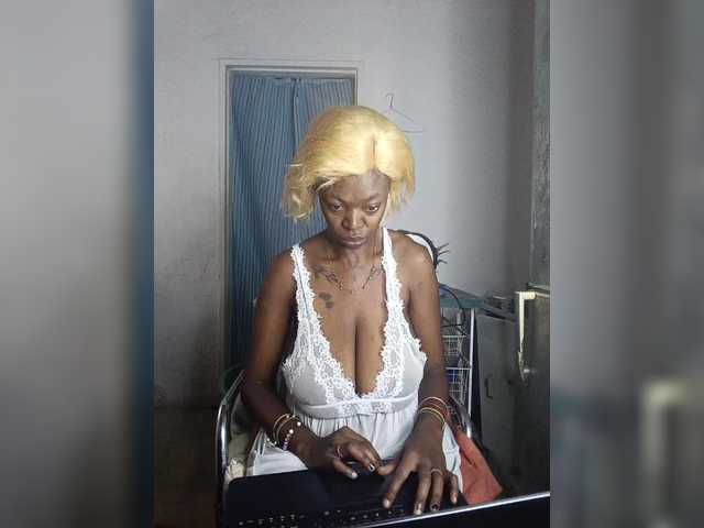 CleavageKING's BongaCams show and profile