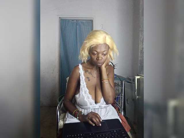 CleavageKING's BongaCams show and profile