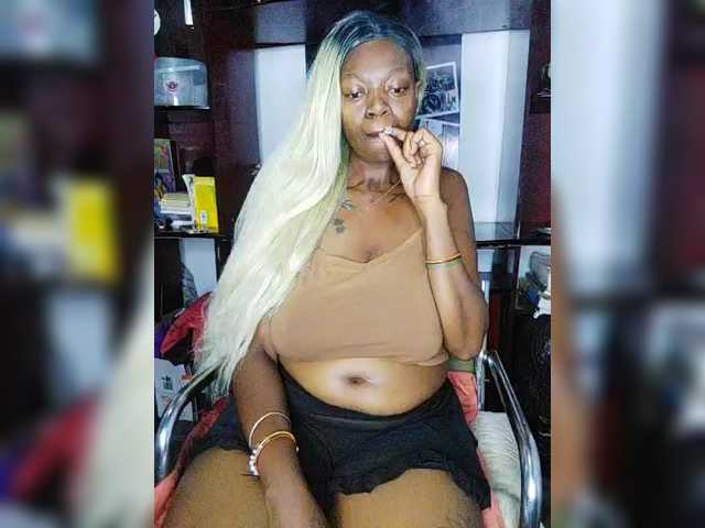 CleavageKING's BongaCams show and profile