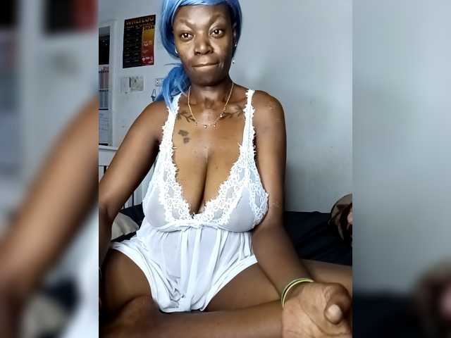 CleavageKING's BongaCams show and profile