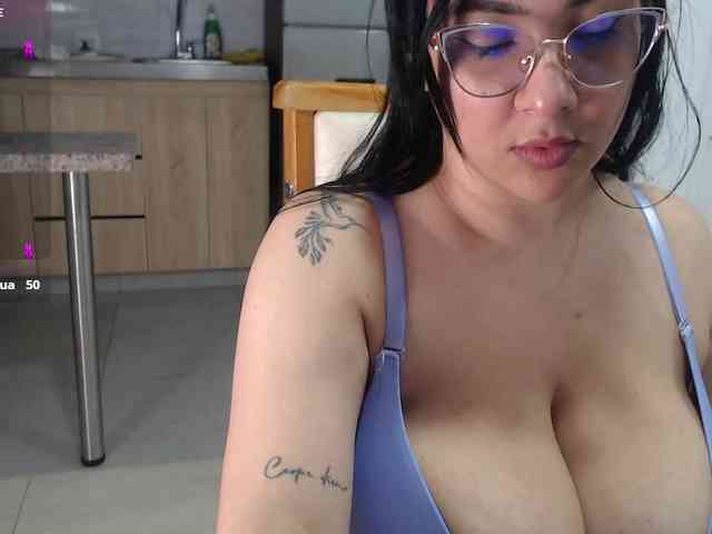 bigboobsrose1 webcam