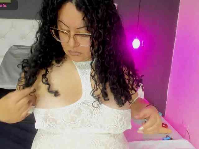 hazel-milf webcam