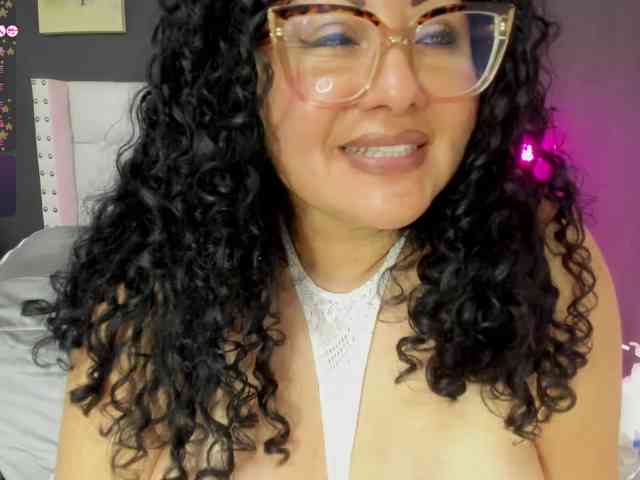hazel-milf webcam