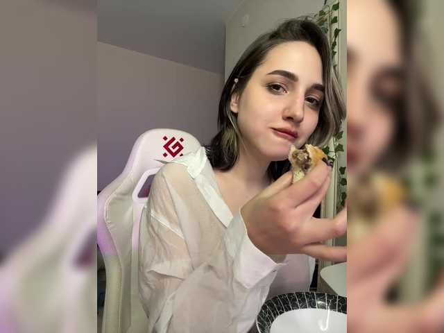 YoloLove's BongaCams show and profile