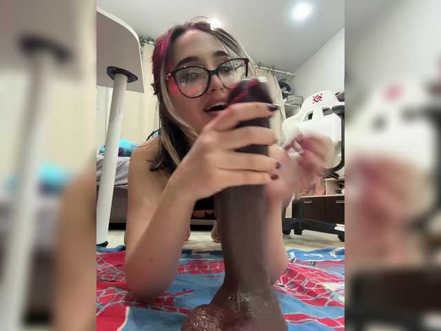 YoloLove's BongaCams show and profile