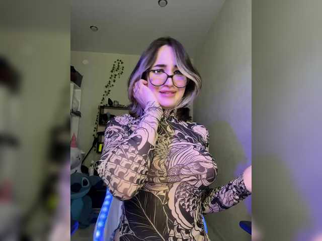 YoloLove's BongaCams show and profile