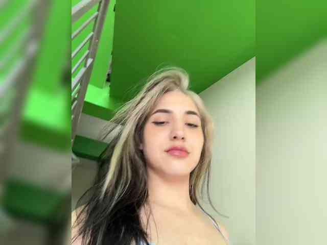 YoloLove Live Webcam on BongaCams