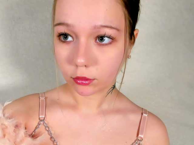 MelMooon's BongaCams show and profile