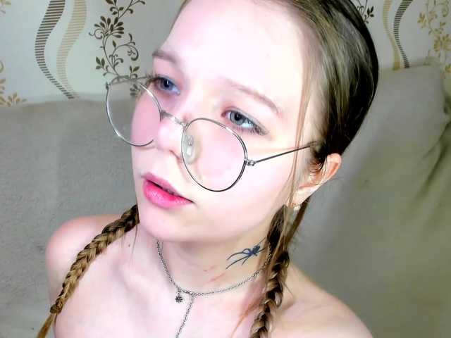 MelMooon's BongaCams show and profile