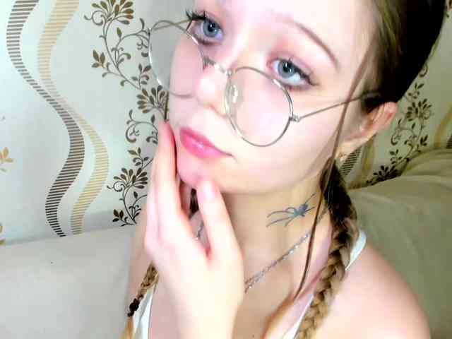 MelMooon Live Webcam on BongaCams