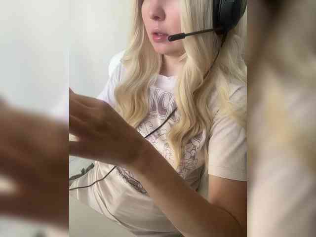 Lanadl (18, White Cam Girl) performing deepthroat.