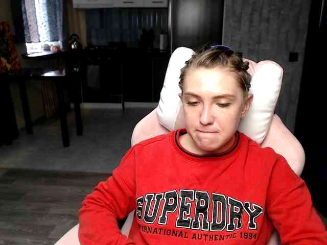 Regimasmile (18, White Cam Girl) performing squirt.