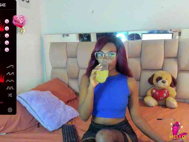 ElaraQuinn webcam