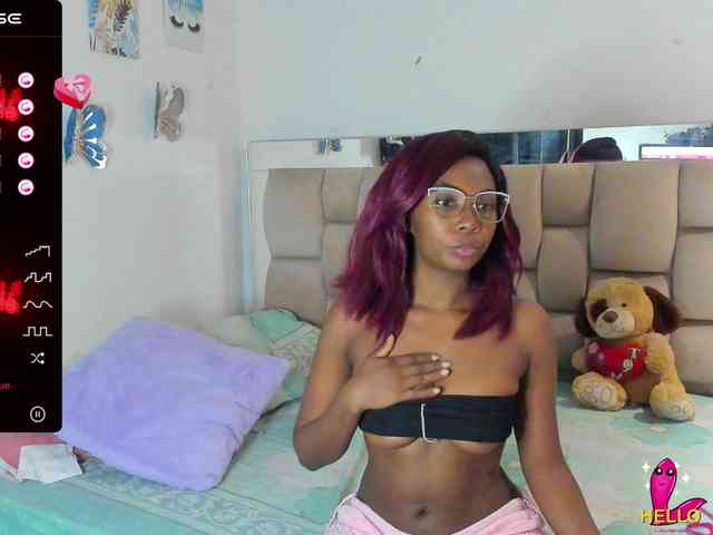 ElaraQuinn webcam