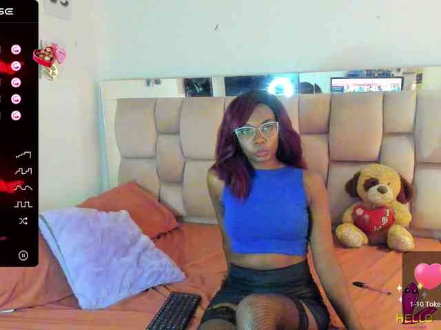 ElaraQuinn webcam