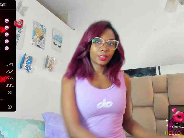 ElaraQuinn webcam