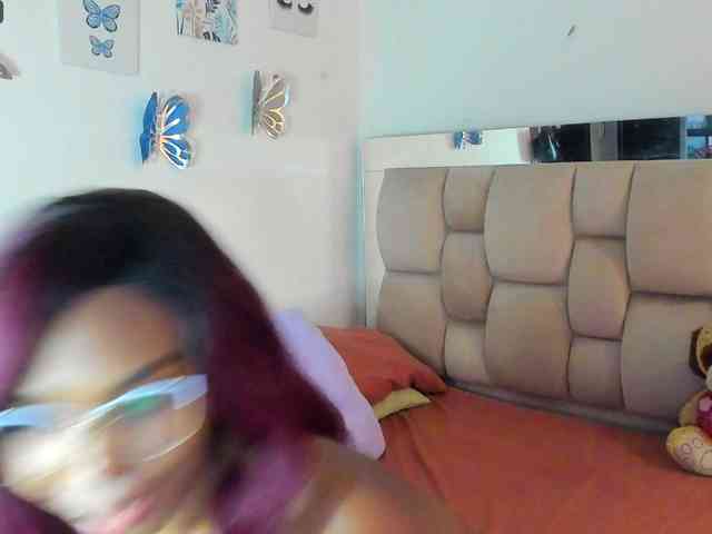 ElaraQuinn webcam
