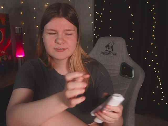 cutesoneckaaa webcam