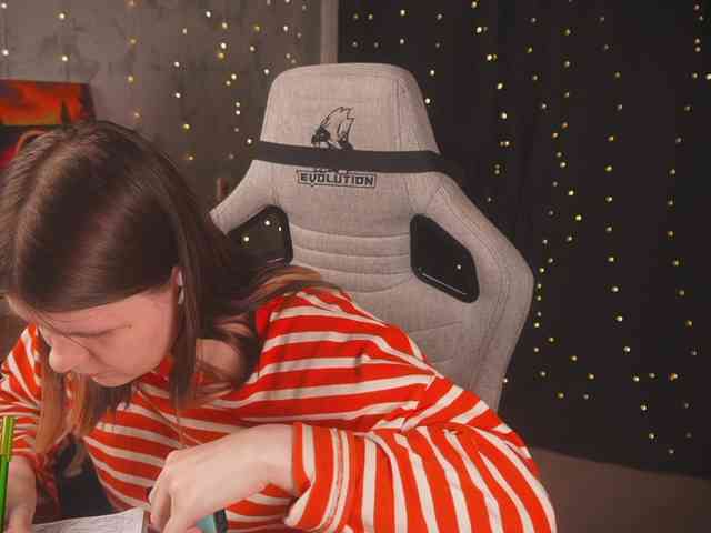 cutesoneckaaa webcam