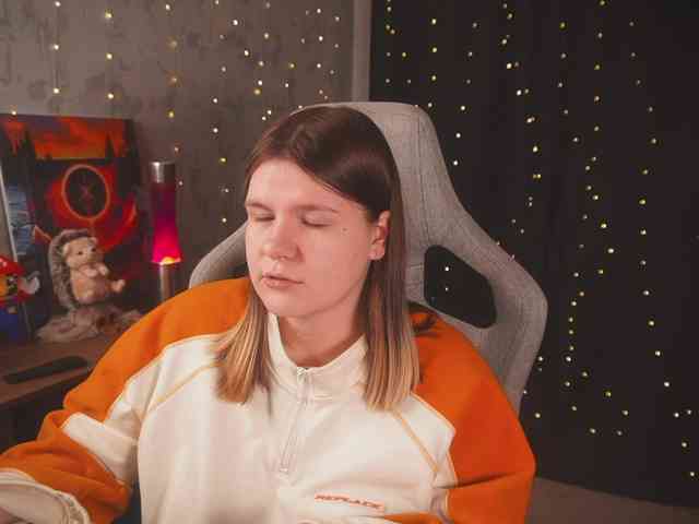 cutesoneckaaa webcam