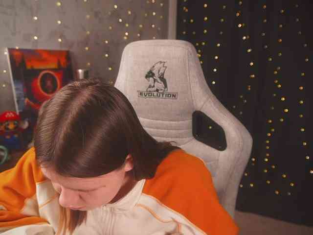 cutesoneckaaa webcam