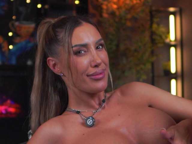 EvelynEvyy's BongaCams show and profile