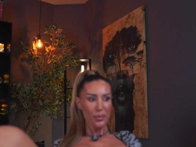 EvelynEvyy's BongaCams show and profile