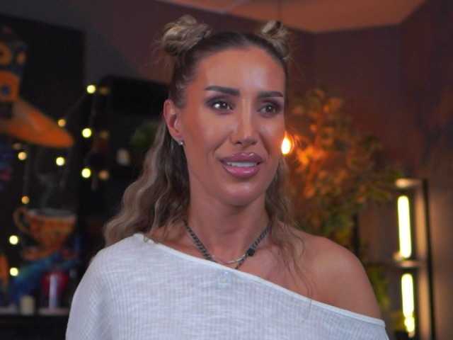 EvelynEvyy's BongaCams show and profile