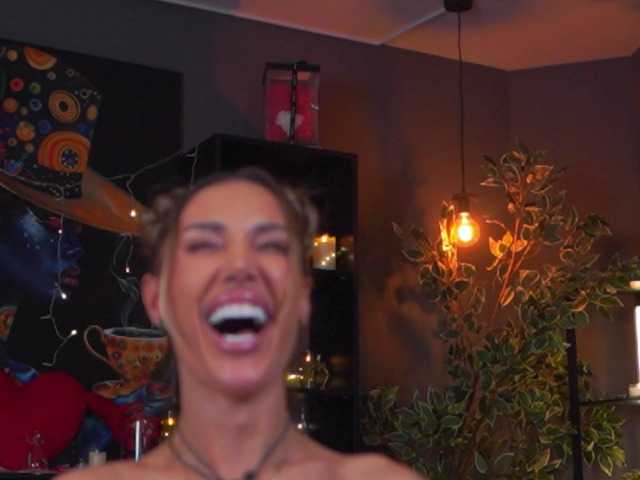 EvelynEvyy's BongaCams show and profile