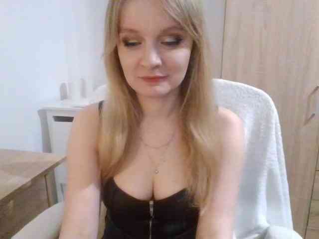 AlmaNatural Live Webcam on BongaCams