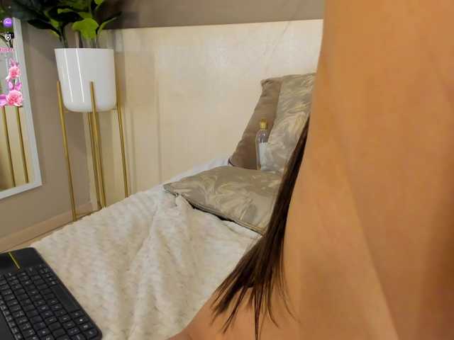  KimHiltton chat room