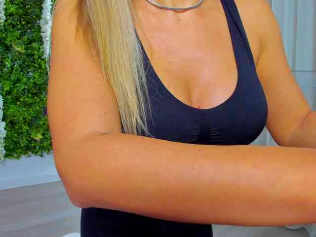 ZinaSquirts webcam