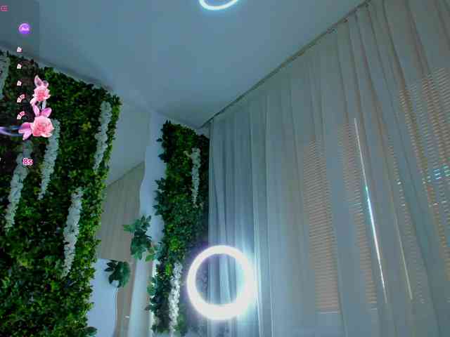 ZinaSquirts webcam
