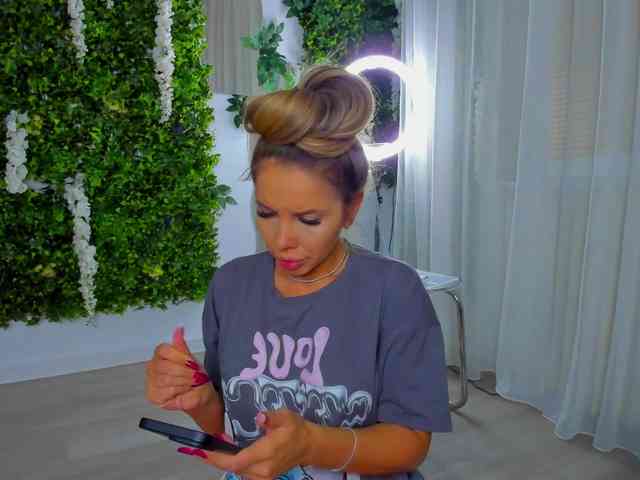 ZinaSquirts webcam