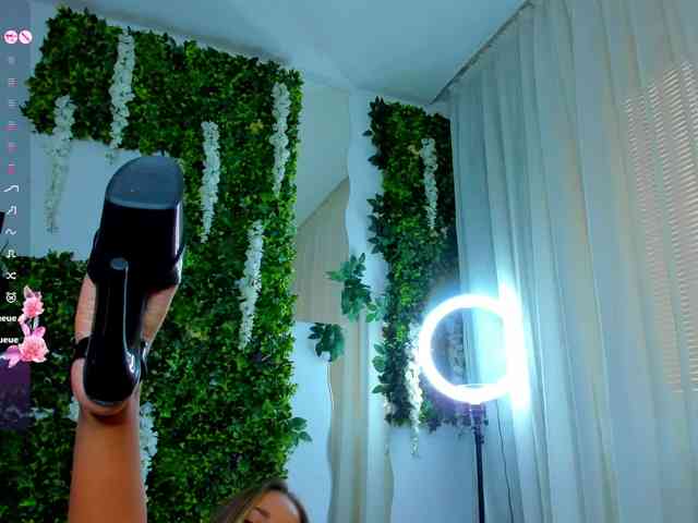 ZinaSquirts webcam