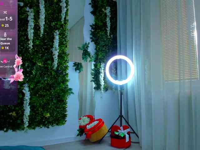 ZinaSquirts webcam