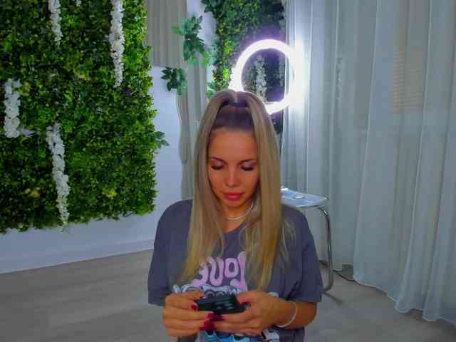 ZinaSquirts webcam
