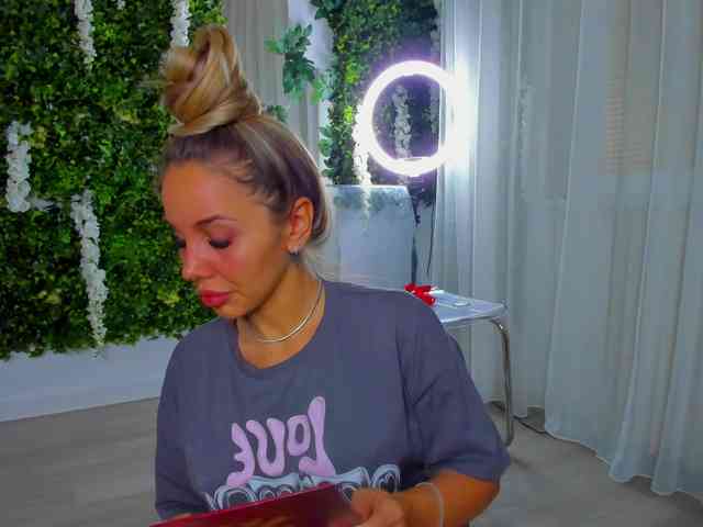 ZinaSquirts webcam