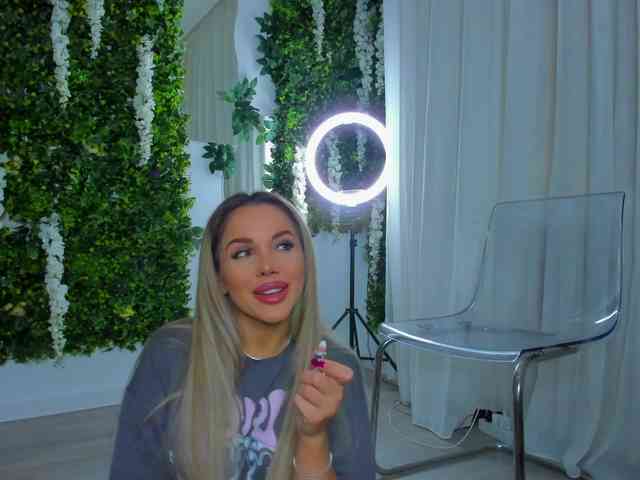 ZinaSquirts webcam