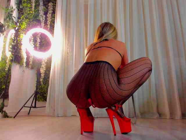 ZinaSquirts webcam