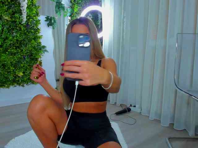 ZinaSquirts webcam