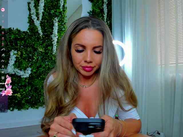 ZinaSquirts webcam