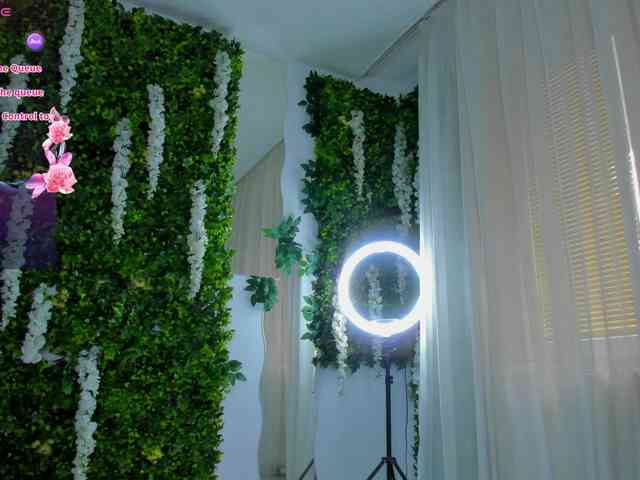 ZinaSquirts webcam